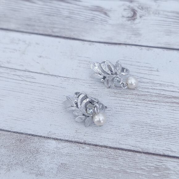 Vintage Avon Clip On Earrings Silver Tone with Faux Pearl Dangle - Picture 3 of 7